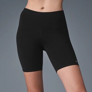 Alo Yoga 7” Airbrush High-Waist Biker Shorts in black SMALL